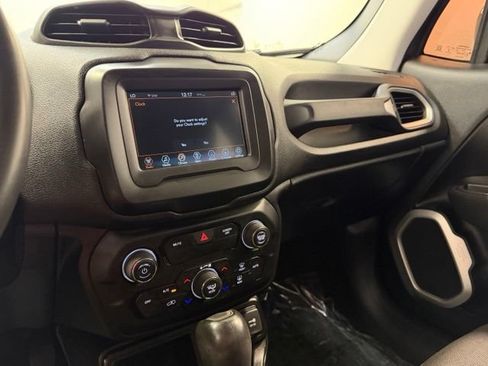 Used 2018 Jeep Renegade Latitude FWD image 21