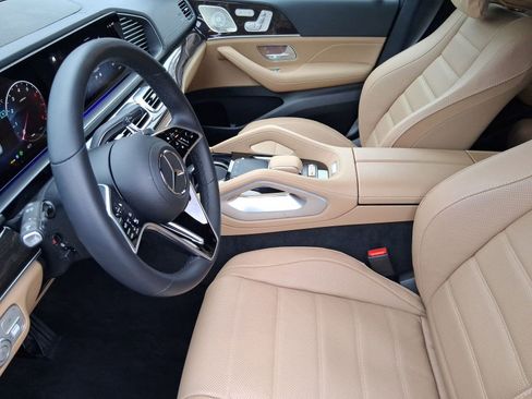 Used 2025 Mercedes-Benz GLS 450 4MATIC image 4