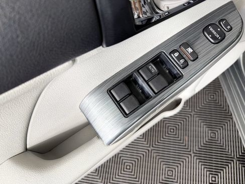 Used 2012 Toyota Camry XLE w/ Leather Pkg FWD image 30