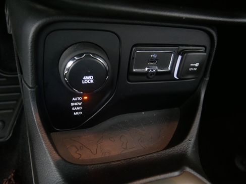 Used 2015 Jeep Renegade Limited image 29