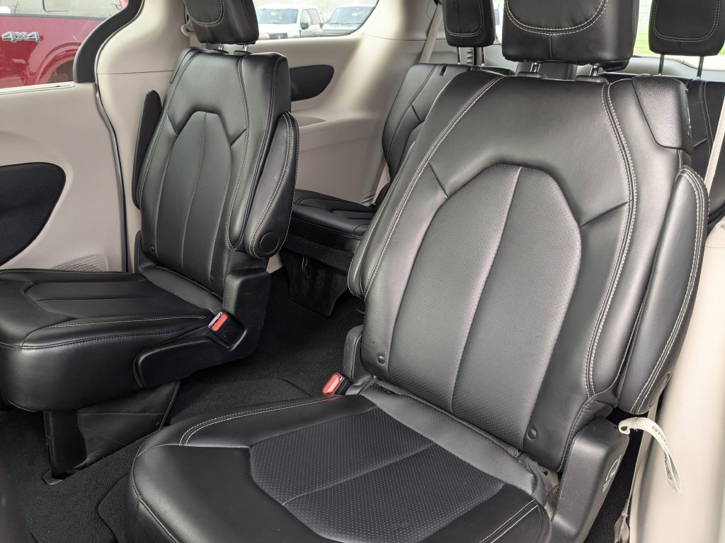 Used 2024 Chrysler Pacifica Touring-L FWD image 19