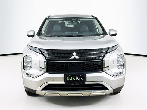 Used 2023 Mitsubishi Outlander SE image 2