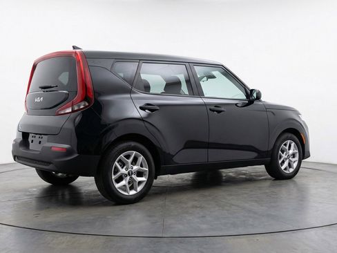 Used 2025 Kia Soul LX w/ LX Technology Package FWD image 9