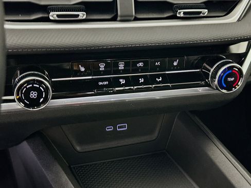 Used 2025 Chevrolet Equinox LT image 24