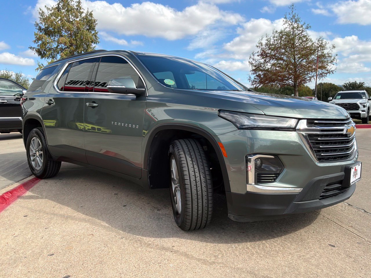 Used 2023 Chevrolet Traverse LT FWD image 4