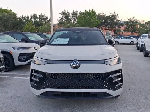 New 2026 Volkswagen Tiguan SE R-Line FWD image 2