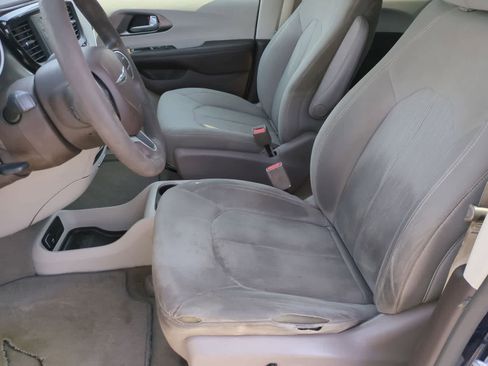 Used 2017 Chrysler Pacifica LX image 16