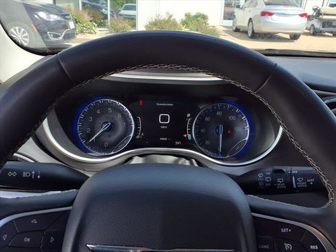 Used 2023 Chrysler Pacifica Touring-L FWD image 10