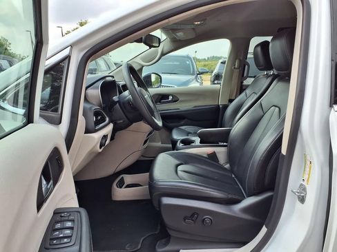 Used 2024 Chrysler Pacifica Touring-L FWD image 19
