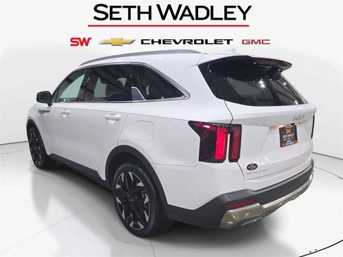 Used 2024 Kia Sorento EX w/ Panoramic Sunroof Package image 5
