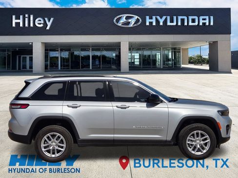 Used 2025 Jeep Grand Cherokee Laredo X RWD image 3
