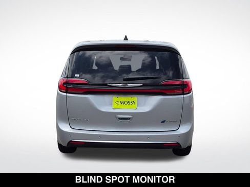 Used 2024 Chrysler Pacifica Limited FWD image 8