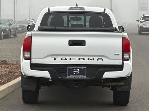 Used 2016 Toyota Tacoma TRD Sport image 4