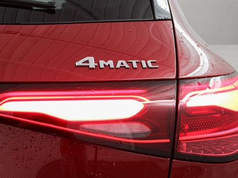 Used 2025 Mercedes-Benz GLC 350e 4MATIC image 32