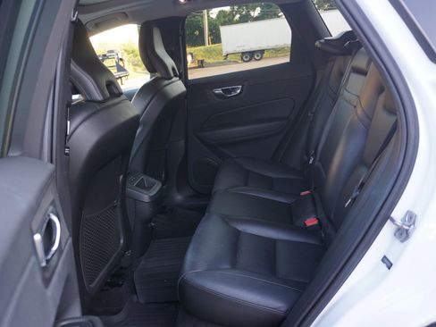 Used 2019 Volvo XC60 T5 Momentum w/ Multimedia Package image 19