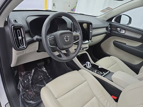 Used 2023 Volvo XC40 B4 Ultimate w/ Protection Package Premier image 16