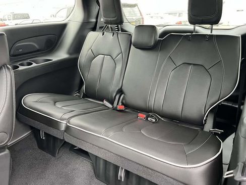 New 2026 Chrysler Pacifica Limited image 14