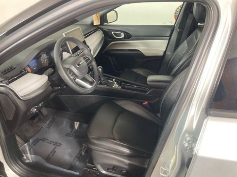 Used 2025 Jeep Compass Limited AWD/4WD image 12