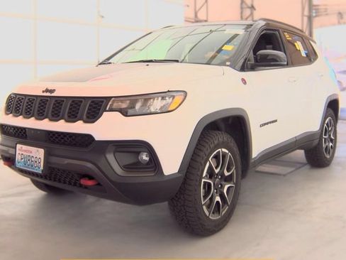 Used 2025 Jeep Compass Trailhawk AWD/4WD image 1