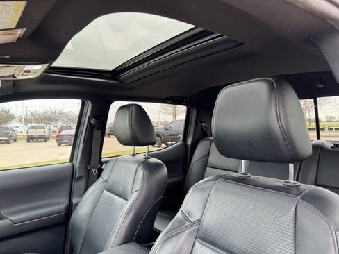 Used 2018 Toyota Tacoma TRD Sport image 32