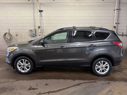Used 2017 Ford Escape SE FWD image 2