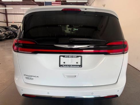 Used 2023 Chrysler Pacifica Touring-L FWD image 9
