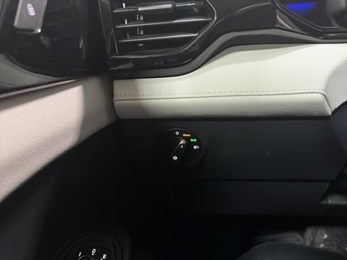 Certified 2025 Volkswagen Taos S image 17