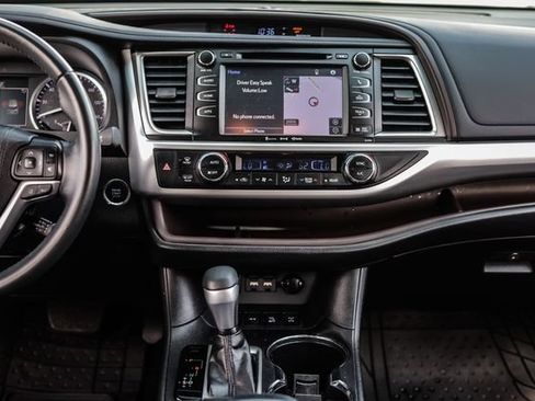 Used 2019 Toyota Highlander XLE AWD/4WD image 26