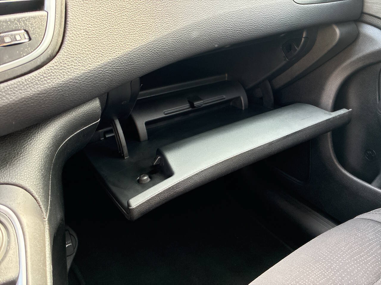 Used 2015 Chrysler 200 Limited FWD image 19