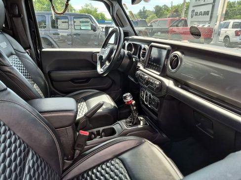 Used 2018 Jeep Wrangler Unlimited Sahara AWD/4WD image 5