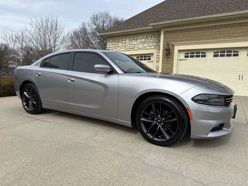 Used 2015 Dodge Charger SE w/ Sport Appearance Group image 1