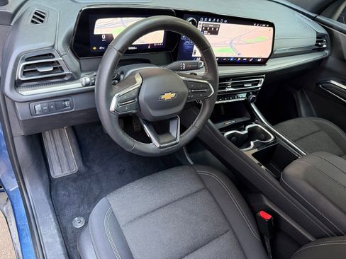 Used 2025 Chevrolet Traverse LT FWD image 12
