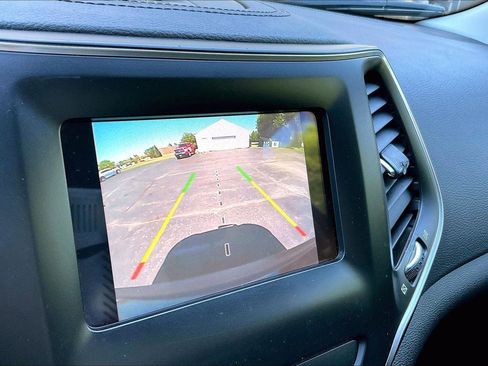 Used 2020 Jeep Cherokee Latitude Plus w/ Cold Weather Group AWD/4WD image 21