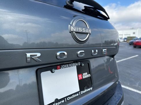 Used 2023 Nissan Rogue S image 36