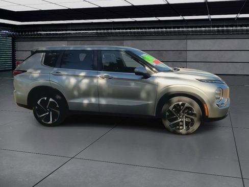 Used 2024 Mitsubishi Outlander SE Black Edition image 3