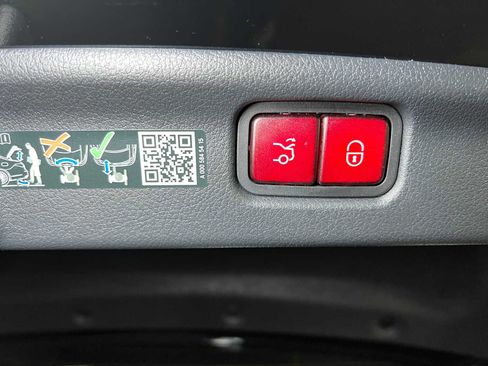 Used 2025 Mercedes-Benz C 300 4MATIC Sedan image 18