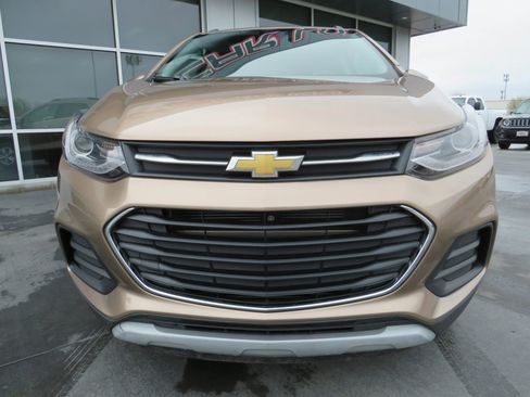 Used 2018 Chevrolet Trax LT w/ LT Convenience Package image 2