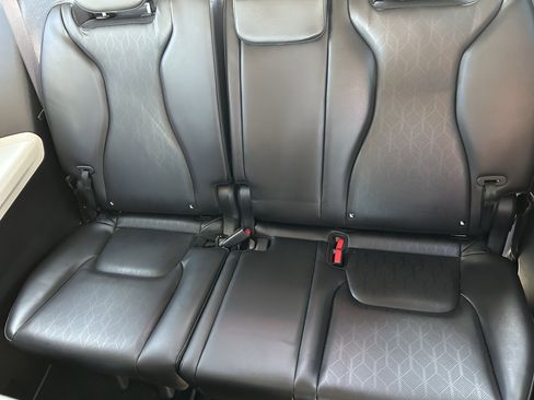 Used 2024 Kia Carnival EX FWD image 17
