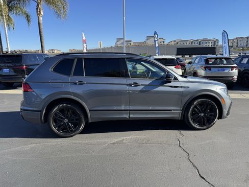 Used 2022 Volkswagen Tiguan SE R-Line image 11
