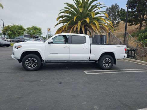Used 2020 Toyota Tacoma TRD Sport w/ Technology Package RWD image 4