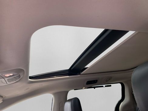 Used 2023 Chrysler Pacifica Limited FWD image 16