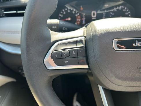 Used 2025 Jeep Compass Limited image 30