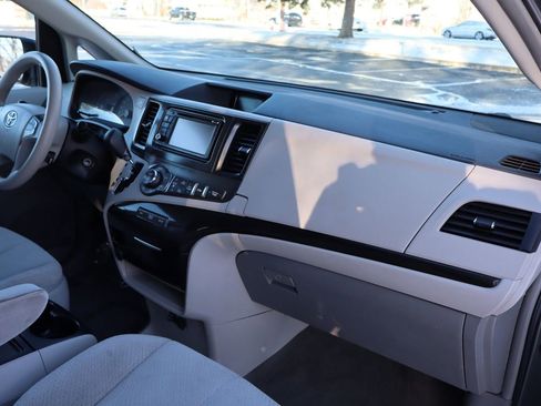 Used 2014 Toyota Sienna LE image 17