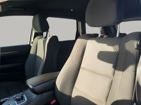 Used 2018 Jeep Grand Cherokee Laredo image 30