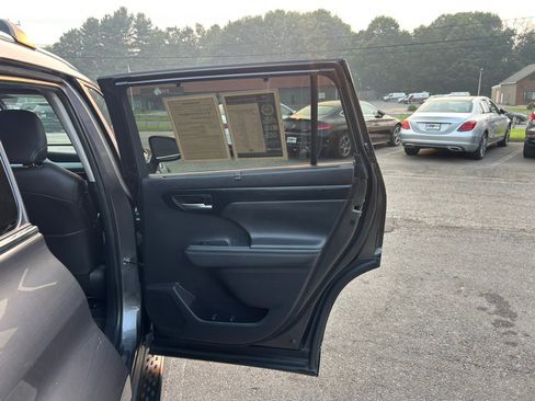 Used 2024 Toyota Highlander XLE AWD/4WD image 19