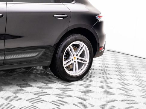 Certified 2023 Porsche Macan AWD/4WD image 33