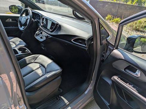 Used 2025 Chrysler Pacifica Select FWD image 11