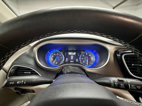 Used 2022 Chrysler Voyager LX FWD image 11
