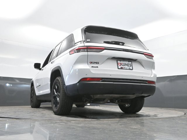 Used 2025 Jeep Grand Cherokee Altitude AWD/4WD image 51