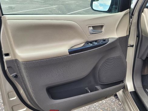 Used 2017 Toyota Sienna LE FWD image 11